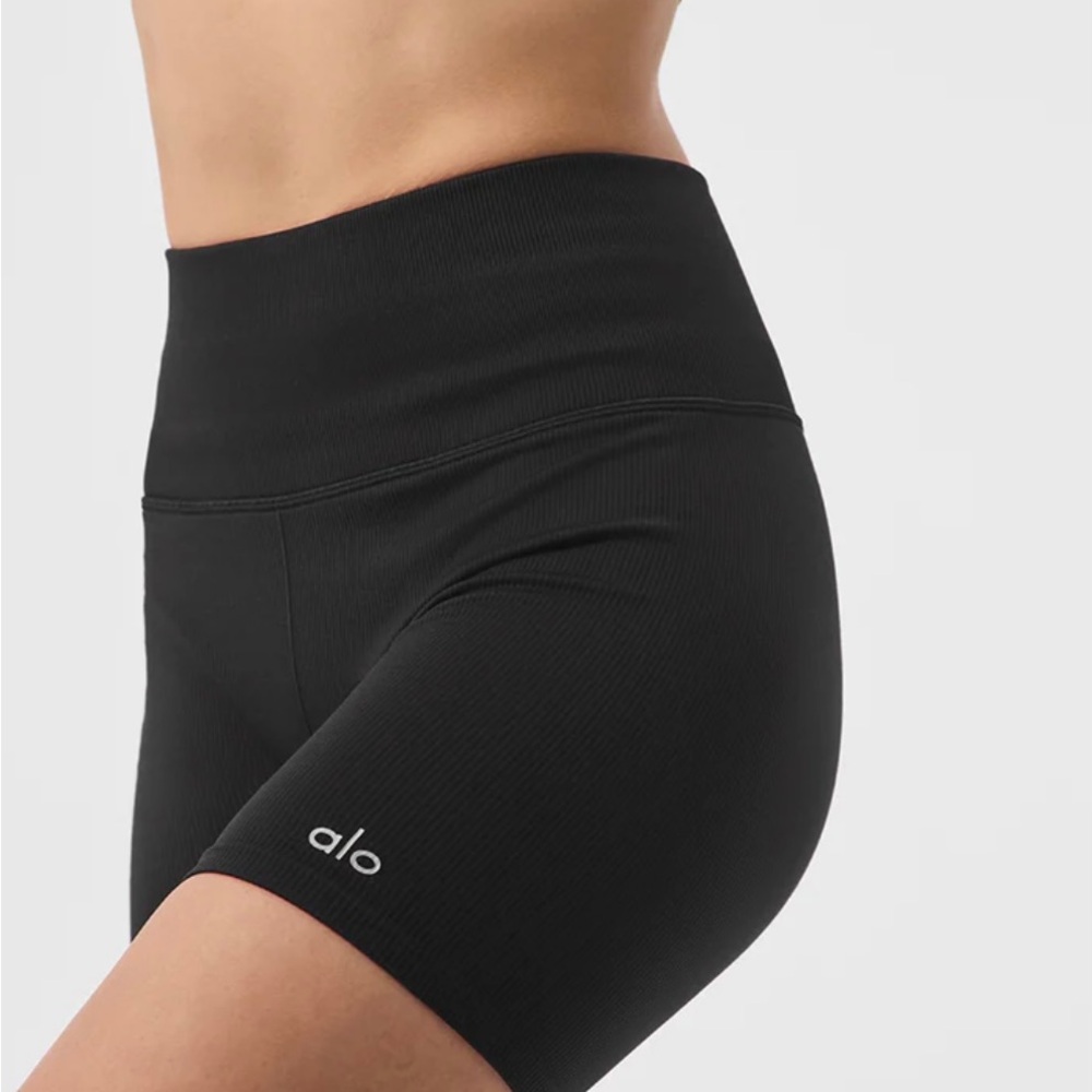 Alo yoga 5in. Black seamless ribbed favorite short size S